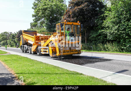 Un camion ou un camion de traçage ou de pose de tarmac sur une route principale Stoke-on-Trent, Staffordshire, Angleterre, Royaume-Uni Banque D'Images