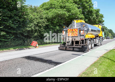 Un camion ou un camion de traçage ou de pose de tarmac sur une route principale Stoke-on-Trent, Staffordshire, Angleterre, Royaume-Uni Banque D'Images