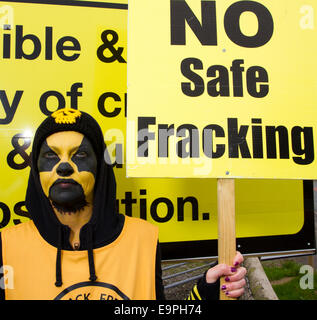 Club Nr Blackpool, Lancashire 31 Octobre, 2014. De fracturation Lancashire symbole du trèfle radioactif  Les résidents locaux opposés à la fracturation proposé démontrer dans la fantaisie robe en dehors de la ferme d'érable pépinière. La zone est remplie de signes Anti-Fracking érigée et payés par d'affaires local M. John Toothill, qui de son propre aveu est obsédant sur son opposition à la fracturation proposées à proximité Hôtel Lutetia. Lancashire County Council envisage l'application de planification de la Cuadrilla et ils rencontrent une forte résistance de la communauté. Banque D'Images