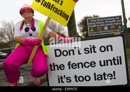 Club Nr Blackpool, Lancashire 31 Octobre, 2014. De fracturation Lancashire Nana Rave un résident local opposé à la fracturation proposé démontrer dans la fantaisie robe en dehors de la ferme d'érable pépinière. La zone est remplie de signes Anti-Fracking érigée et payés par d'affaires local M. John Toothill, qui de son propre aveu est obsédant sur son opposition à la fracturation proposées à proximité Hôtel Lutetia. Lancashire County Council envisage l'application de planification de la Cuadrilla et ils rencontrent une forte résistance de la communauté. Banque D'Images