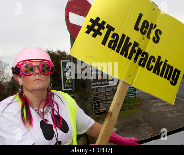 Club Nr Blackpool, Lancashire 31 Octobre, 2014. De fracturation Lancashire Nana Rave un résidents locaux opposés à la fracturation proposé démontrer dans la fantaisie robe en dehors de la ferme d'érable pépinière. La zone est remplie de signes Anti-Fracking érigée et payés par d'affaires local M. John Toothill, qui de son propre aveu est obsédant sur son opposition à la fracturation proposées à proximité Hôtel Lutetia. Lancashire County Council envisage l'application de planification de la Cuadrilla et ils rencontrent une forte résistance de la communauté. Banque D'Images