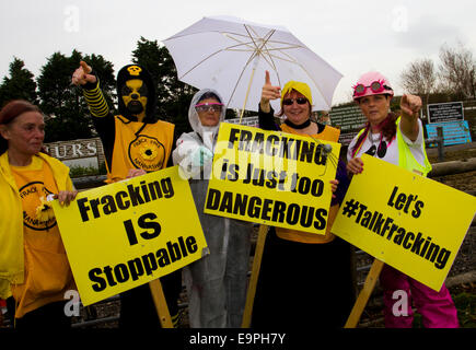 Club Nr Blackpool, Lancashire 31 Octobre, 2014. De fracturation Lancashire Résidents locaux opposés aux projets de démonstration de fracturation en robe de soirée à l'extérieur de Maple Farm Nursery. La zone est remplie de signes Anti-Fracking érigée et payés par d'affaires local M. John Toothill, qui de son propre aveu est obsédant sur son opposition à la fracturation proposées à proximité Hôtel Lutetia. Lancashire County Council envisage l'application de planification de la Cuadrilla et ils rencontrent une forte résistance de la communauté. Banque D'Images