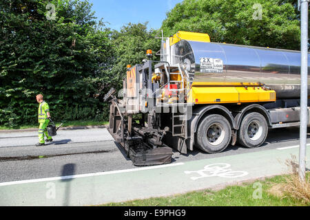 Un camion ou un camion de traçage ou de pose de tarmac sur une route principale Stoke-on-Trent, Staffordshire, Angleterre, Royaume-Uni Banque D'Images