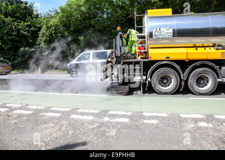 Un camion ou un camion de traçage ou de pose de tarmac sur une route principale Stoke-on-Trent, Staffordshire, Angleterre, Royaume-Uni Banque D'Images