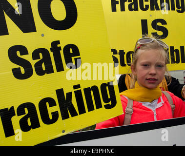 Club Nr Blackpool, Lancashire 31 Octobre, 2014. De fracturation Lancashire Paige Daniels, 10 ans, un des résidents locaux opposés aux projets de démonstration de fracturation en robe de soirée à l'extérieur de Maple Farm Nursery. La zone est remplie de signes Anti-Fracking érigée et payés par d'affaires local M. John Toothill, qui de son propre aveu est obsédant sur son opposition à la fracturation proposées à proximité Hôtel Lutetia. Lancashire County Council envisage l'application de planification de la Cuadrilla et ils rencontrent une forte résistance de la communauté. Banque D'Images