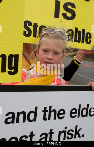 Club Nr Blackpool, Lancashire 31 Octobre, 2014. De fracturation Lancashire Paige Daniels, 10 ans, un des résidents locaux opposés aux projets de démonstration de fracturation en robe de soirée à l'extérieur de Maple Farm Nursery. La zone est remplie de signes Anti-Fracking érigée et payés par d'affaires local M. John Toothill, qui de son propre aveu est obsédant sur son opposition à la fracturation proposées à proximité Hôtel Lutetia. Lancashire County Council envisage l'application de planification de la Cuadrilla et ils rencontrent une forte résistance de la communauté. Banque D'Images