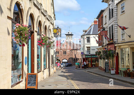 Afficher le long de High Street en direction de la halle avec la corn exchange sur la gauche Ross on Wye Herefordshire Angleterre UK Banque D'Images