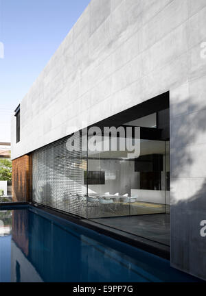 Piscine et l'extérieur de la fenêtre jusqu'House, Hertzelia, Israël. Banque D'Images