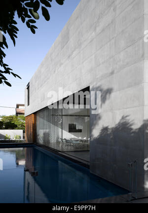 Piscine et l'extérieur de la fenêtre jusqu'House, Hertzelia, Israël. Banque D'Images