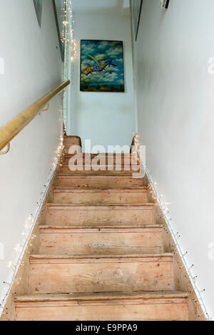 Escalier en bois rustique rénové dans maison mitoyenne, Kingston upon Thames, Angleterre, Royaume-Uni. Banque D'Images