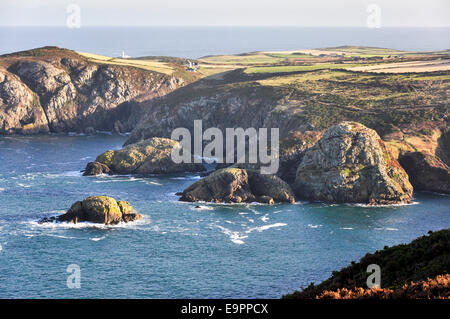 Strumble head lighthouse Pwll Deri en vu du Pembrokeshire. Banque D'Images