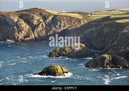 Strumble head lighthouse Pwll Deri en vu du Pembrokeshire. Banque D'Images