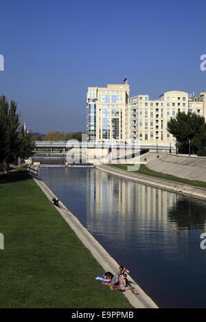 Ville de Montpellier, Languedoc-Roussillon, France. 31 octobre, 2014. Belle journée d'automne, les gens prennent le soleil sur les rives du fleuve Lez. Credit : Digitalman/Alamy Live News Banque D'Images