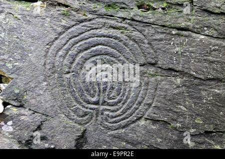 Sur un rocher sculpté labyrinthe Rocky Valley Bossiney Tintagel Cornwall England UK GO Banque D'Images