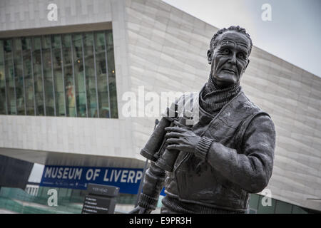 Statue de John Walker au Capitaine Frédéric Pier Head à Liverpool avec Museum de Liverpool dans l'arrière-plan Banque D'Images