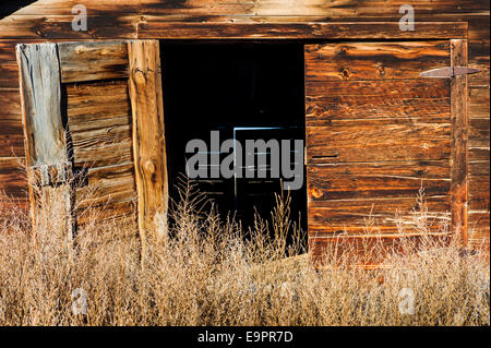 Porte ouverte sur l'immeuble abandonné ranch sur Monte Vista National Wildlife Refuge, centre du Colorado, USA Banque D'Images