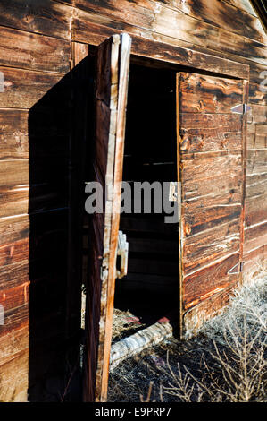 Porte ouverte sur l'immeuble abandonné ranch sur Monte Vista National Wildlife Refuge, centre du Colorado, USA Banque D'Images