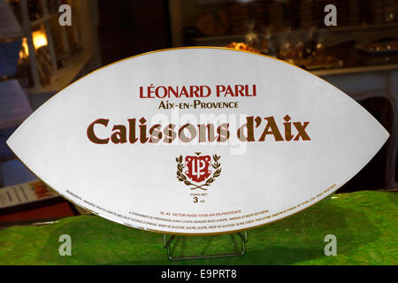 Calissons d'Aix dans la fenêtre d'affichage de la boutique, des bonbons français traditionnel associé à la commune de Aix-en-Provence, France Banque D'Images