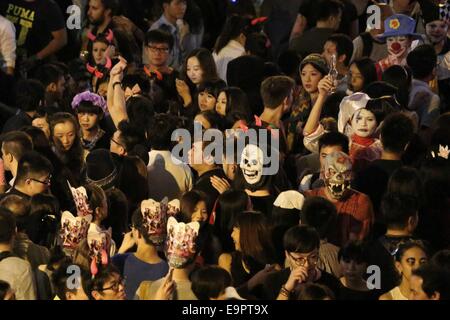 Hong Kong, Chine. 31 octobre, 2014. Les gens habillés et célébrer l'Halloween à Central, Hong Kong le 31 octobre 2014. Credit : Curtis Y. F. Cheung/ZUMA/ZUMAPRESS.com/Alamy fil Live News Banque D'Images