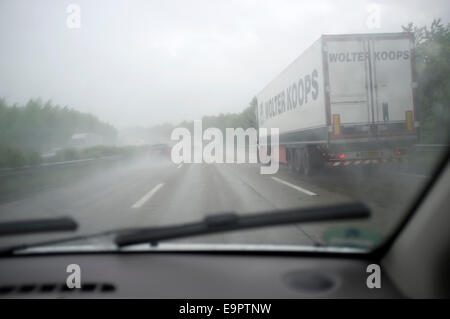 Passant un camion en roulant dans de fortes pluies sur l'autoroute A9 au sud de Munich, Allemagne. Banque D'Images