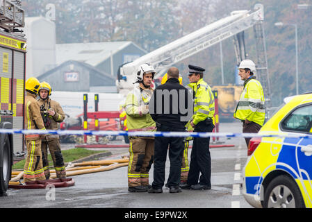 Stafford, Staffordshire, Royaume-Uni. 31 octobre, 2014. Lendemain d'un grand feu d'artifice sur l'usine à SP Tilcon Avenue, Baswich. Crédit : Christopher Hepburn/Alamy Live News Banque D'Images