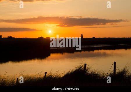 Bras de Berney Fabrique de drainage. vu de près de Burgh Castle sur la rivière Waveney. Le coucher du soleil. Juin Banque D'Images