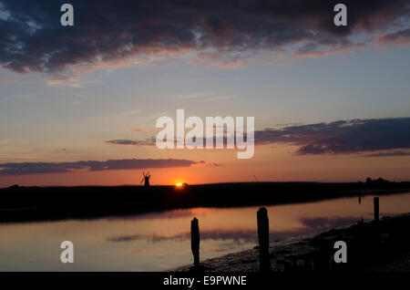 Bras de Berney Fabrique de drainage. vu de près de Burgh Castle sur la rivière Waveney. Le coucher du soleil. Juin Banque D'Images