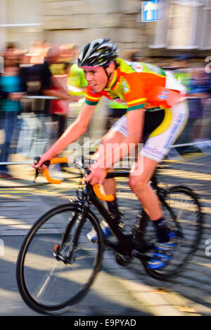 Course jeune cycliste en soirée événement critérium à Lancaster Lancashire England Banque D'Images