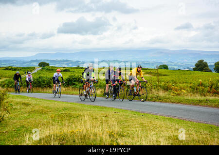 Les cyclistes sur Mynydd Illtud près de Brecon dans le parc national de Brecon Beacons au Pays de Galles Banque D'Images