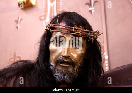 Une sculpture en bois de Jésus Christ portant la couronne d'épines décore une église à Guanajuato, Mexique Banque D'Images