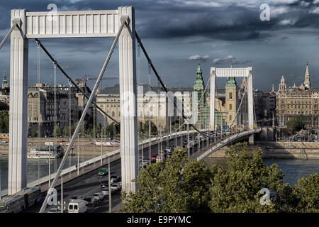 Une vue sur le pont Elisabeth sur le Danube à Budapest en Hongrie. Banque D'Images