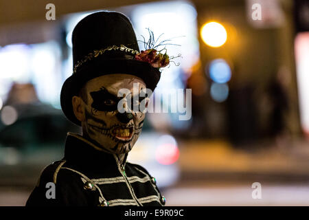 Bristol, Royaume-Uni. 31 octobre, 2014. Bristol Zombie Walk 2014. Zombie hoardes descendre sur Bristol Crédit : Rob Hawkins/Alamy Live News Banque D'Images