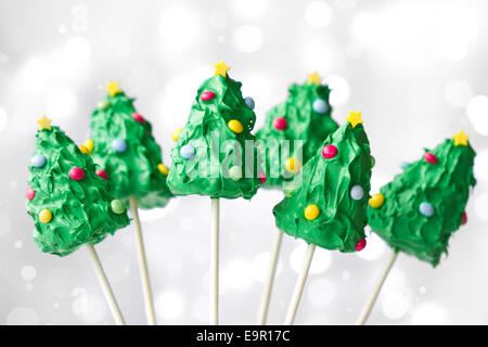 Arbre de Noël cake pops contre white Banque D'Images