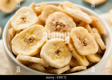 Des Chips de banane déshydratée dans un bol Banque D'Images