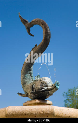 Sienne, Toscane, Italie. Détail de fontaine du dauphin dans Via Fontanella marquant territoire de la Onda via. Banque D'Images