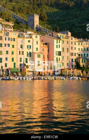 Portovenere, Ligurie, Italie. Belle vue sur le port et maisons colorées, le lever du soleil. Banque D'Images