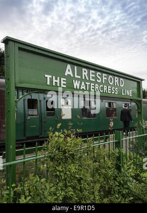 Panneau indiquant la gare de New Alresford sur la ligne Watercress dans le Hampshire, Angleterre, Royaume-Uni Banque D'Images