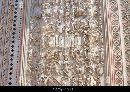 Orvieto, Ombrie, Italie. Bas-relief représentant l'arbre de Jessé et scènes de l'Ancien Testament sur la façade de la cathédrale. Banque D'Images