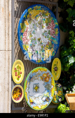 Orvieto, Ombrie, Italie. La céramique décorative sur l'affichage extérieur cadeaux typiques sur la Piazza del Duomo. Banque D'Images