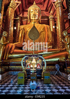 Le 14e siècle statue de Bouddha du Wat Phanan Choeng temple d'Ayutthaya, Thaïlande. Banque D'Images