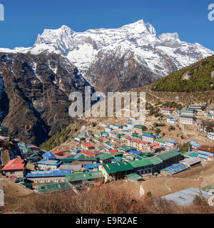 Le règlement de l'Himalaya de Namche Bazar, un important village sherpa le long du Camp de base de l'Everest Trek au Népal. Banque D'Images