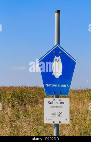 Utilisation éditoriale [seulement] Signe de parc national Terres Innondables en Niedersachsen, Allemagne Banque D'Images