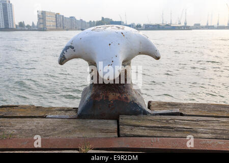 Rusty bollard par la Nouvelle Meuse rivière dans la ville de Rotterdam, Pays-Bas Banque D'Images