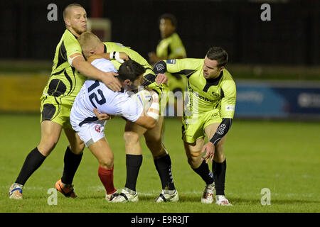 Galashiels, Royaume-Uni. 31 Oct 2014. Championnat d'Europe Championnat d'Europe de Rugby Ecosse RL vs France XII Netherdale Galashiels, Benjamin Garcia (Dragons Catalans) ( France ) FFRXIII sous la pression de la défense écossaise (Photo : Rob Gray) Crédit : Rob Gray/Alamy Live News Banque D'Images