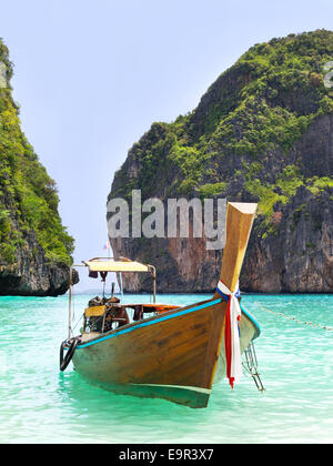 Bateau longtail traditionnels thaïlandais de la baie de Maya à Ko Phi Phi Island, province de Krabi, Thaïlande. Banque D'Images