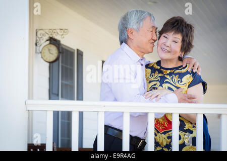 Happy attractive Couple chinois jouissant de sa chambre à l'extérieur. Banque D'Images