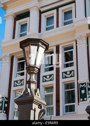 La lumière de la rue victorien à l'extérieur des bureaux du Conseil portuaire Wellington Quay, Jervois, Wellington, Nouvelle-Zélande Banque D'Images