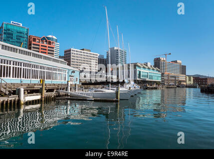 Yachts et réflexions sur l'eau, Queens Wharf, au bord de l'Édifice Wellington, Nouvelle-Zélande Banque D'Images