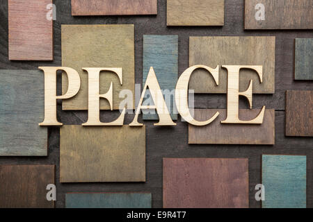 Lettres en bois formant mot paix écrit sur fond de bois Banque D'Images