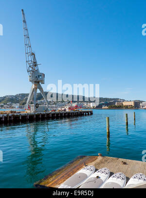 Grue portuaire, Queens Wharf, Wellington, Nouvelle-Zélande, regard vers Miramar Banque D'Images